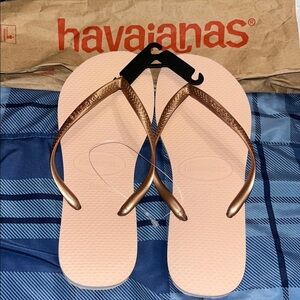 NWT Havaianas Light Pink with Bronze Straps Sandals 7/8